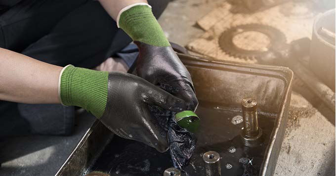 The innovative microfoam coating of Honeywell CoreShield Double gloves assures enhanced grip in most greasy environments