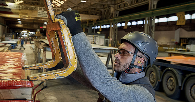 Man wearing Bolle CSP Lens in a warehouse